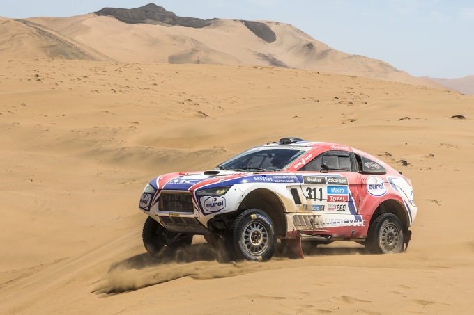 Riwald Dakar Team met opgeheven hoofd richting finish